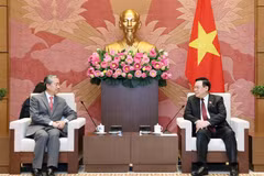 Chủ tịch Quốc hội Vương Đình Huệ tiếp Đại sứ Trung Quốc tại Việt Nam Hùng Ba. (Ảnh: Nhan Sáng/TTXVN)