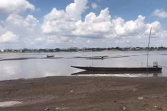 Mực nước sông Mekong tại tỉnh Nakhon Phanom, Thái Lan, xuống mức thấp nhất trong gần 100 năm qua. (Ảnh: Ngọc Quang/TTXVN)