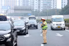 Lực lượng Cảnh sát giao thông tổ chức điều tiết, phân luồng từ xa tránh xung đột tại tuyến cao tốc Pháp Vân-Cầu Giẽ hướng vào trung tâm Thủ đô. (Ảnh: Phạm Kiên/TTXVN)