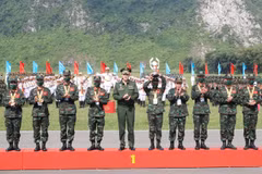 Ông Krivoruchko Aleksei Iurievich, Thứ trưởng Bộ Quốc phòng Liên bang Nga, trao Huy chương Vàng môn Xạ thủ bắn tỉa cho đội tuyển QĐND Việt Nam. (Ảnh: Trọng Đức/TTXVN)