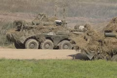 Các lực lượng thiết giáp dự bị xung kích vào mặt trận trong cuộc tập trận Zapad. (Ảnh: Trần Hiếu/TTXVN)