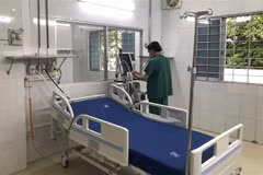 Lực lượng y tế kiểm tra lại trang thiết bị trước khi Trung tâm Hồi sức tích cực người bệnh COVID-19 tại TP.HCM đi vào hoạt động. (Ảnh: Lê Thúy Hằng/TTXVN)