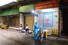 Tất cả nhân viên và tiểu thương chợ Hôm - Đức Viên đều được lấy mẫu xét nghiệm theo phương pháp RT-PCR. (Ảnh: Hoàng Hiếu/TTXVN)
