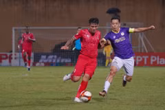 Những chuyến làm khách của Hải Phòng (áo đỏ) đến sân Hàng Đẫy gặp Hà Nội FC luôn "nóng" cả trong lẫn ngoài sân cỏ. (Ảnh: Việt Anh/Vietnam+)