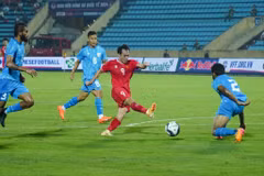 Đội tuyển Việt Nam (áo đỏ) để đội khách Ấn Độ cầm hòa với tỷ số 1-1 trong trận giao hữu trên sân Thiên Trường. (Ảnh: Việt Anh/Vietnam+)
