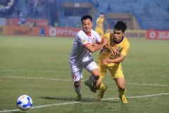 Đội khách Hải Phòng (áo trắng) cầm hòa Hà Nội FC với tỷ số 2-2 ở vòng 7 V-League 2024-2025. (Ảnh: Việt Anh/Vietnam+)