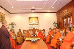 Đoàn đại biểu cấp cao Trung ương Giáo hội Phật giáo Việt Nam (trái) làm việc với Đoàn đại biểu Liên minh Giáo hội Phật giáo Lào. (Ảnh: Phạm Kiên/Vietnam+)