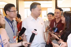 Đại tướng, Bộ trưởng Bộ Công an Tô Lâm trả lời phỏng vấn báo chí trong giờ nghỉ giải lao. (Ảnh: Trọng Đức/TTXVN)
