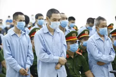 Các bị cáo nghe tòa tuyên án. (Ảnh: Doãn Tấn/TTXVN)