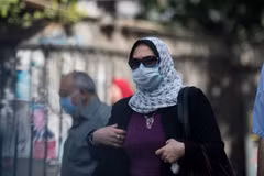 Người dân đeo khẩu trang phòng lây nhiễm COVID-19 tại Cairo, Ai Cập. (Ảnh: THX/TTXVN)