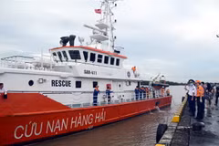 Tàu SAR 411 chở thi thể các thuyền viên tử nạn cập cảng. (Ảnh: TTXVN)
