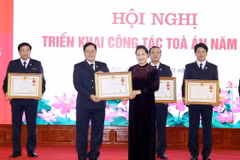 Chủ tịch Quốc hội Nguyễn Thị Kim Ngân trao Bằng khen của Thủ tướng Chính phủ cho các tập thể và cá nhân của Tòa án Nhân dân Tối cao. (Ảnh: Trọng Đức/TTXVN)