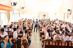 Các em học sinh hào hứng tham gia chương trình. (Nguồn: Vietnam+)