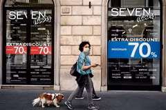 Người dân đeo khẩu trang phòng lây nhiễm COVID-19 tại một trung tâm mua sắm ở Rome, Italy. (Ảnh: AFP/TTXVN)