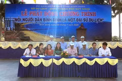 Đại diện các xã phường tại thành phố Quy Nhơn ký cam kết triển khai thực hiện chương trình 'Mỗi người dân Bình Định là một Đại sứ du lịch.' (Ảnh: Nguyên Linh/TTXVN)