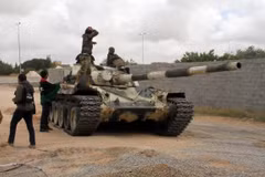 Lực lượng Chính phủ Đoàn kết dân tộc Libya (GNA) trong cuộc giao tranh với Lực lượng quân đội miền Đông (LNA) tại Tripoli ngày 23/4/2020. (Ảnh: THX/TTXVN)