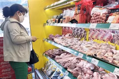 Người tiêu dùng Thành phố Hồ Chí Minh có thể mua thịt lợn trong nước lẫn hàng nhập khẩu tại kênh phân phối hiện đại. (Ảnh: Mỹ Phương/TTXVN)