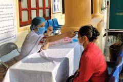 Đo thân nhiệt cho người dân ở Quảng Ninh. (Ảnh: TTXVN)