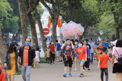 Người dân cần đeo khẩu trang nơi công cộng, khi tham gia giao thông.(Nguồn: TTXVN)