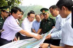Phó Chủ tịch Quốc hội Phùng Quốc Hiển cùng đoàn công tác khảo sát nguồn nước tại xã A Mú Sung, huyện Bát Xát. (Ảnh: Quốc Khánh/TTXVN)