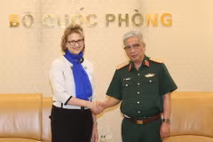 Thượng tướng Nguyễn Chí Vịnh tiếp bà Caitlin Wiesen - Đại diện thường trú Chương trình Phát triển Liên hợp quốc tại Việt Nam. (Ảnh: Hồng Pha/TTXVN)