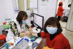 Lấy mẫu máu xét nghiệm cho tình nguyện viên đăng ký hiến máu tại địa chỉ 26 Lương Ngọc Quyến, quận Hoàn Kiếm, Hà Nội. (Ảnh: TTXVN)