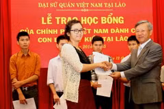 Trao học bổng của chính phủ cho con em Việt kiều Lào