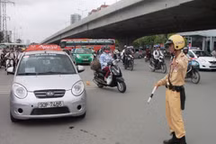Hà Nội phạt tù lái xe taxi “hất” cảnh sát lên nắp capo