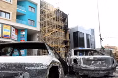 Các phương tiện bị hư hại sau cuộc giao tranh của một nhóm các tay súng tại Tripoli. (Nguồn: THX/TTXVN)