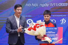 Ban Tổ chức Giải thưởng Cúp Chiến thắng 2023 trao phần thưởng đặc biệt cho Vận động viên Lê Văn Việt. (Ảnh: Việt Anh/Vietnam+)