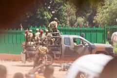 Lực lượng cận vệ Burkina Faso gác tại Ouagadougou ngày 17/9. (Nguồn: Reuter/TTXVN)