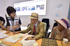 Người dân Hàn Quốc đăng ký gặp lại người thân bị ly tán đang sống ở Triều Tiên, tại văn phòng Hội Chữ thập Đỏ ở Seoul ngày 7/9. (Nguồn: AFP/TTXVN)