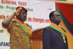Tổng thống lâm thời Burkina Faso Michel Kafando (phải) và Thủ tướng lâm thời Isaac Zida tại một buổi lễ ở Ouagadougou ngày 21/11/2014. (Nguồn: AFP/TTXVN)