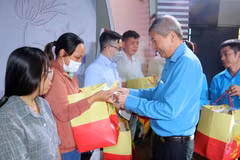 Phó Chủ tịch thường trực Tổng Liên đoàn Lao động Việt Nam Trần Thanh Hải tặng quà cho công nhân lao động có hoàn cảnh đặc biệt khó khăn. (Ảnh: Thanh Vũ/TTXVN)