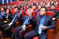 Các đại biểu tham gia biểu quyết tại Đại hội XIII Công đoàn Việt Nam. (Ảnh: TTXVN)