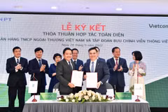 Ông Nguyễn Thanh Tùng - Phó Tổng Giám đốc Phụ trách BĐH Vietcombank (bên phải) và ông Huỳnh Quang Liêm - Tổng Giám đốc VNPT ký thỏa thuận hợp tác toàn diện. (Ảnh: Vietnam+)