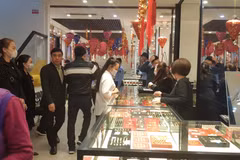 Giao dịch vàng tại doanh nghiệp. (Ảnh: PV/Vietnam+)