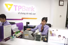 Giao dịch tại ngân hàng. (Ảnh: Vietnam+)