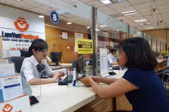 Giao dịch tại LienVietPostBank. (Ảnh: Vietnam+)
