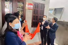 Lãnh đạo Agribank trao nhà Đại đoàn kết cho gia đình khó khăn. (Ảnh: Vietnam+)