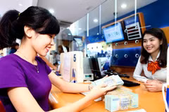 Giao dịch tại VIB. (Ảnh: CTV/Vietnam+)