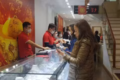 Giao dịch vàng tại doanh nghiệp. (Ảnh: Vietnam+)