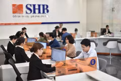 Giao dịch tại SHB. (Ảnh: CTV/Vietnam+)