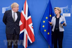 Chủ tịch Ủy ban châu Âu (EC) Ursula von der Leyen (phải) trong cuộc gặp Thủ tướng Anh Boris Johnson tại Brussels, Bỉ ngày 9/12/2020. (Ảnh: THX/TTXVN)