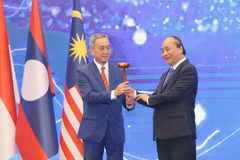Thủ tướng Nguyễn Xuân Phúc trao chiếc búa gỗ cho Đại sứ Brunei tại Việt Nam-nước giữ vai trò Chủ tịch ASEAN 2021. (Ảnh: Doãn Tấn/TTXVN)