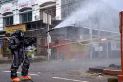 Nhân viên y tế Indonesia phun thuốc khử trùng. (Ảnh: World Report)