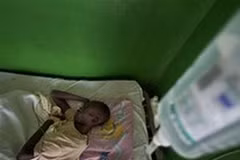 Các nước nghèo sẽ có thêm nguồn vốn để triển khai chống HIV/AIDS, lao và sốt rét nhờ quyết định mới của Quỹ Toàn cầu. (Ảnh: AP)