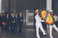 Chủ tịch nước Trần Đại Quang dẫn đầu đoàn đại biểu Nhà nước viếng các thành viên phi hành đoàn máy bay CASA 212. (Ảnh: TTXVN)