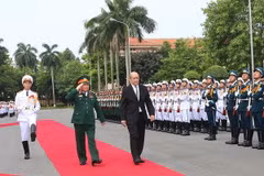 Bộ trưởng Quốc phòng Ngô Xuân Lịch và Bộ trưởng Quốc phòng Pháp Jean - Yves Le Drian duyệt đội danh dự Quân đội nhân dân Việt Nam. (Ảnh: Trọng Đức/TTXVN)