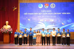 Ban tổ chức tặng sách cho các sinh viên tại diễn đàn. (Ảnh: PV/Vietnam+)